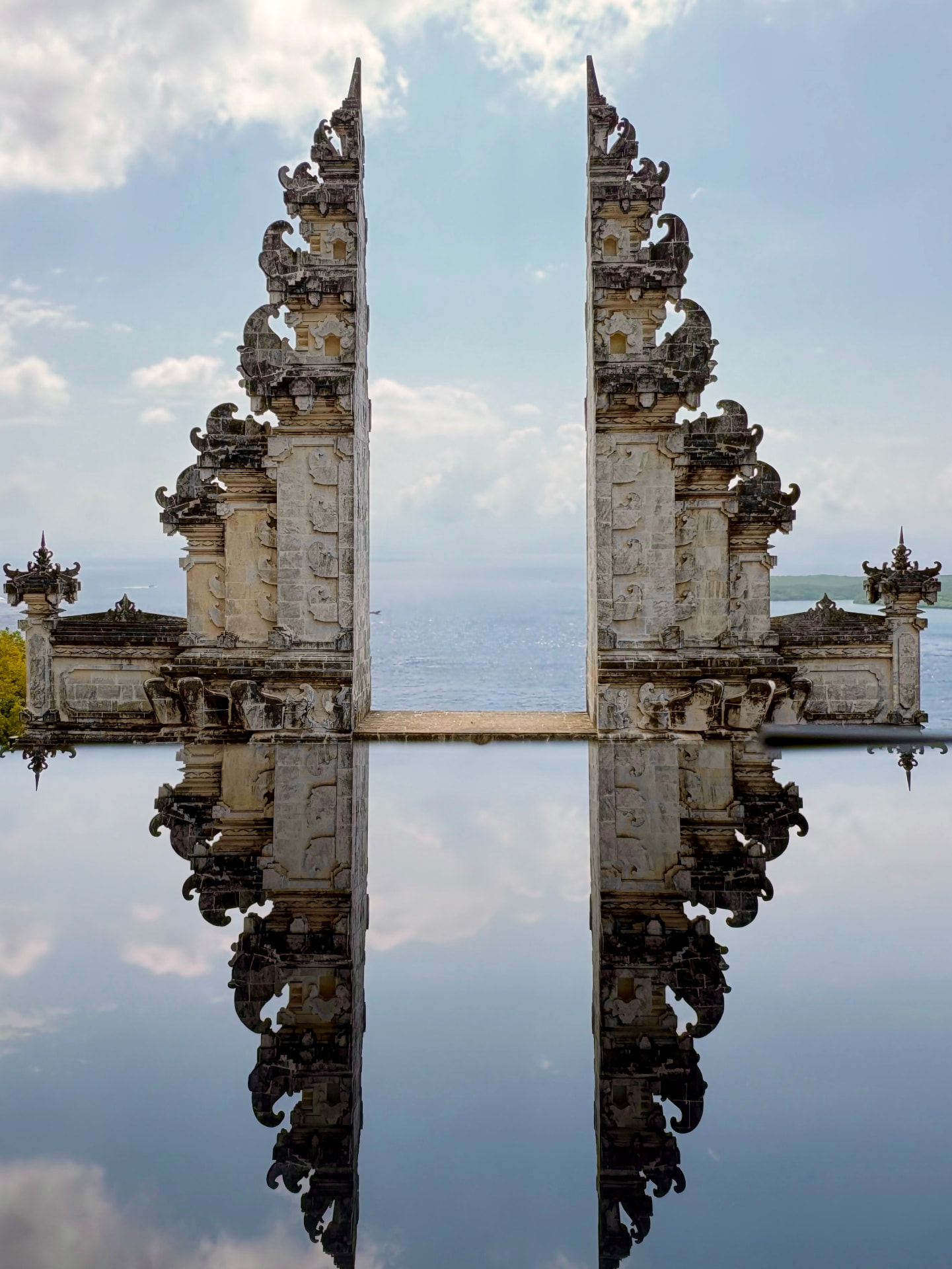 Portal arquitetônico refletido sobre a água