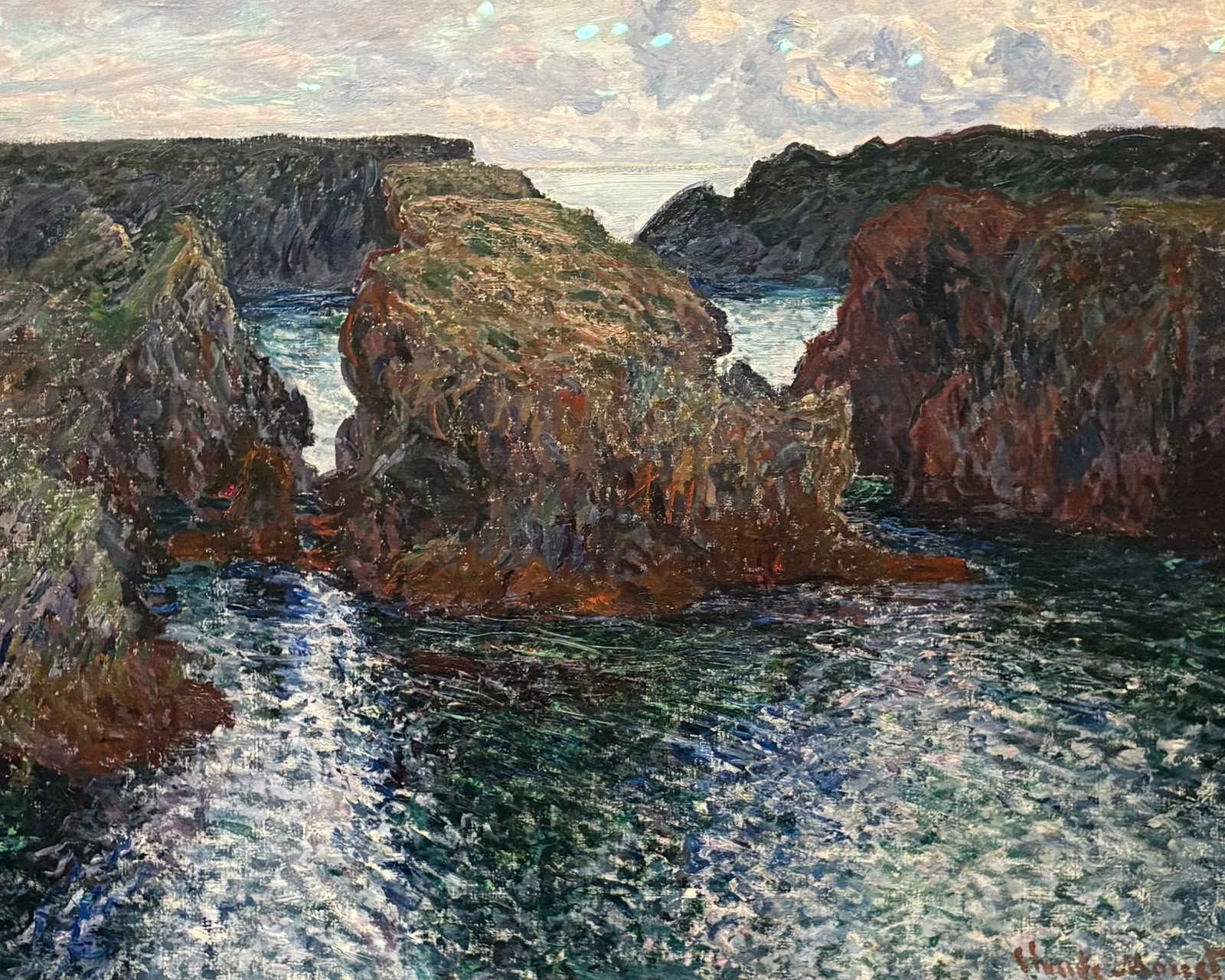 Pintura impressionista de uma costa rochosa entre o mar